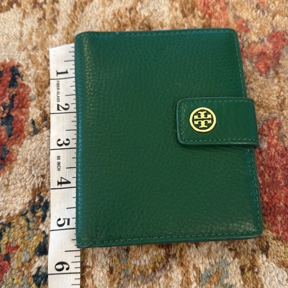 TORY BURCH LANDON PASSPORT HOLDER in emerald stone - Picture 5 of 5